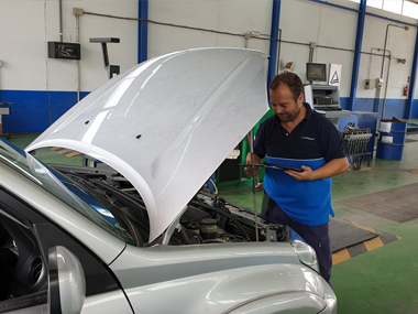 Toyota Rav4 being inspected by ITV import technician Toyota Rav 4 with ITV inspector
